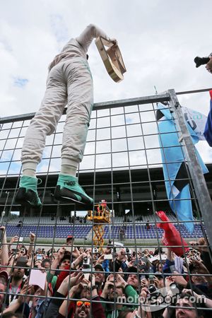El ganador de la carrera, Nico Rosberg, Mercedes AMG F1 celebra con aficionados