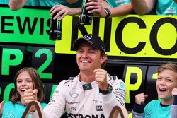 Race winner Nico Rosberg, Mercedes AMG F1 celebra con el equipo