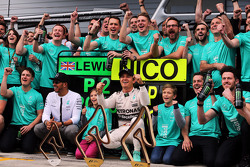 Победитель гонки - Нико Росбер, Mercedes AMG F1 и напарник по команде - Льюис Хэмилтон, Mercedes AMG F1 празднуют с командой