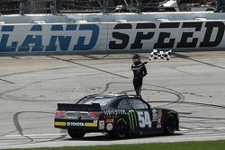 El ganador, Erik Jones, Joe Gibbs Racing Toyota
