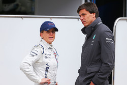 (E para a D): Susie Wolff, Williams piloto de desenvolvimento vom seu marido Toto Wolff, Mercedes AMG F1 sócio e diretor executivo