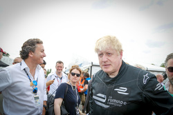 London Mayor Boris Johnson prova un'auto da Formula E car sul circuito di Battersea Park