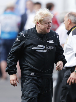 London Mayor Boris Johnson prova un'auto da Formula E car sul circuito di Battersea Park