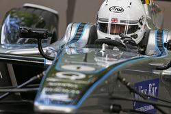 London Mayor Boris Johnson prova un'auto da Formula E car sul circuito di Battersea Park