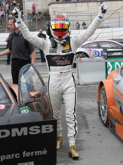 Ganador de la carrera Pascal Wehrlein, HWA AG Mercedes-AMG C63 DTM