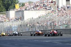 24 Брэндон Майзано, Prema Powerteam Dallara Mercedes-Benz, 28 Максимилиан Гюнтер, Mücke Motorsport D