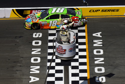 Kyle Busch, Joe Gibbs Racing Toyota vence