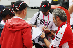 Maurizio Arrivabene, Ferrari assina autógrafos para crianças