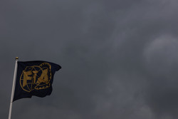 Dunkle Wolken und die FIA-Flagge