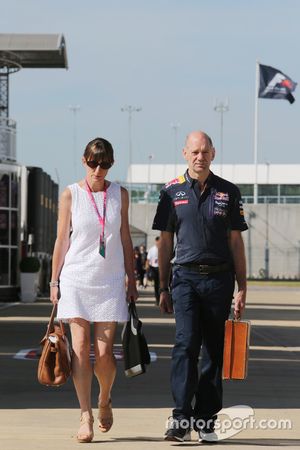 Adrian Newey, Red Bull Director Técnico Racing con su esposa Marigold Newey
