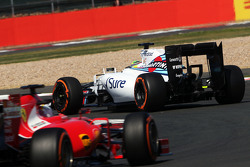 Фелипе Масса, Williams FW37 едет впереди Себастьяна Феттеля, Ferrari SF15-T