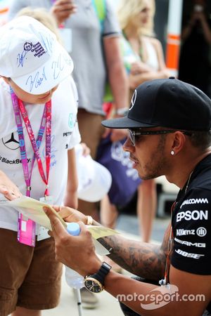 Lewis Hamilton, Mercedes AMG F1 com um jovem fã