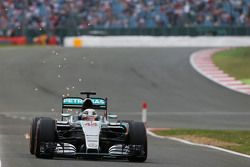 Lewis Hamilton, Mercedes AMG F1 W06 solta faíscas