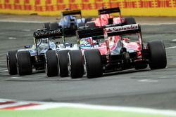 Sergio Pérez, Sahara Force India VJM08 F1 y otros pilotos practican un inicio al final de la práctic