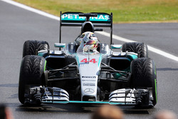 Il vincitore Lewis Hamilton, Mercedes AMG F1 W06 festeggia nel parco chiuso