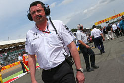 Эрик Булье, гоночный директор McLaren на стартовой решетке