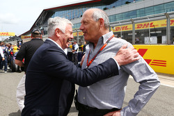 Derek Warwick, com Ron Dennis, presidente executivo da McLaren no grid