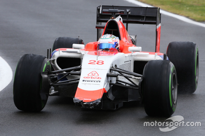 Will Stevens, Manor F1 Team pits with a broken front wing.