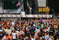 Le vainqueur Lewis Hamilton, Mercedes AMG F1 fête sa victoire sur le podium