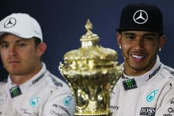 El ganador, Lewis Hamilton, Mercedes AMG F1, con su trofeo y Nico Rosberg, Mercedes AMG F1.