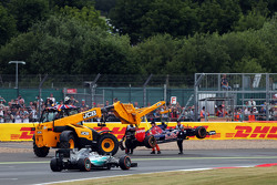 Льюис Хэмилтон, Mercedes AMG F1 W06 проезжает мимо Scuderia Toro Rosso STR10 Карлоса Сайнса мл., Scu