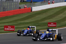Маркус Эриксон, Sauber C34 проезжает мимо напарника по команде - Фелипе Насра, Sauber C34, который о