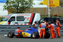 Фелипе Насра, Sauber C34 отталкивают в безопасную зону после его остановке по пути на стартовую решетку