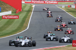 Фелипе Масса, Williams FW37 едет впереди Льюиса Хэмилтона, Mercedes AMG F1 W06