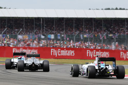 Felipe Massa, Williams FW37 lidera a Lewis Hamilton, Mercedes AMG F1 W06 y a Valtteri Bottas, Willia