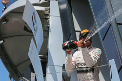 El ganador, Lewis Hamilton, Mercedes AMG F1 celebra en el podium