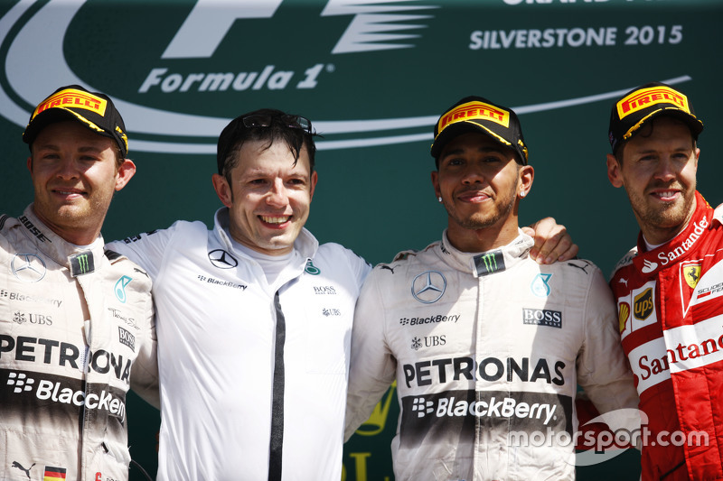 podium,: Nico Rosberg, Mercedes AMG F1, kedua; Peter Bonnington, Mercedes AMG F1 Race Engineer; Lewi