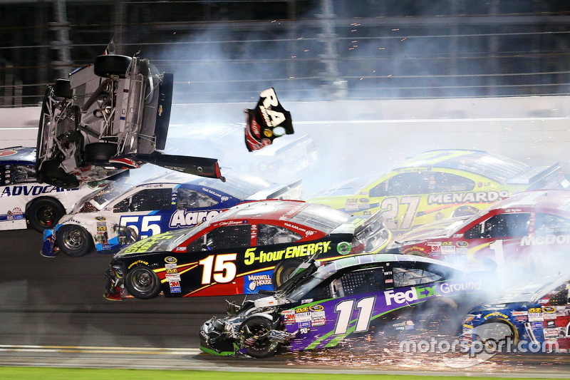 Austin Dillon, Richard Childress Racing, Chevrolet, mit schwerem Unfall bei der Zieldurchfahrt