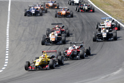 Inicio: Antonio Giovinazzi, Jagonya Ayam with Carlin Dallara Volkswagen lidera a Felix Rosenqvist, P
