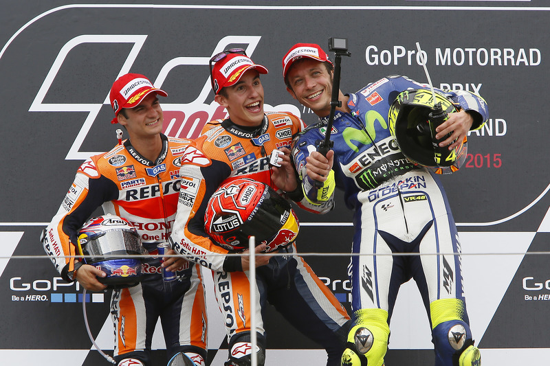 Pódio: segundo lugar Dani Pedrosa, o vencedor Marc Marquez, Repsol Honda Team e o terceiro colocado Valentino Rossi, Yamaha Factory Racing