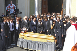 Amigos, familia y pilotos en el funeral de Jules Bianchi en Niza, Francia
