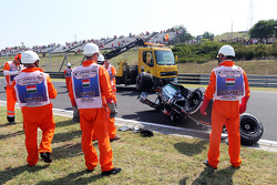 Equipes de sécurité autour de la voiture de Sergio Pérez après son crash