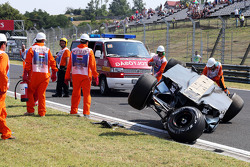 La squadra di sicurezza si adopera per il recupero dell'auto incidentata di Sergio Perez, Sahara Fo