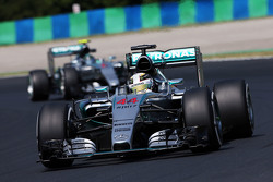 Lewis Hamilton, Mercedes AMG F1 W06 davanti al compagno di squadra Nico Rosberg, Mercedes AMG F1 W06
