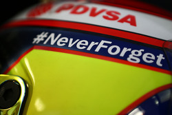 Le casque de Pastor Maldonado, Lotus F1 Team avec un hommage à Jules Bianchi