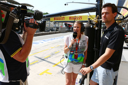 Jennie Gow, BBC Radio 5 Live Pitlane Reporter met Jolyon Palmer, Lotus F1 Team