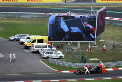 Empuja Fernando Alonso su McLaren MP4-30 a boxes durante la clasificación