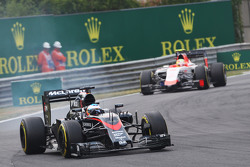 Fernando Alonso, McLaren MP4-30 bloque une roue au freinage