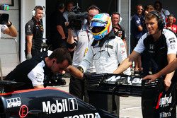 El McLaren MP4-30 de Fernando Alonso, McLaren es llevado a los boxes durante la clasificación