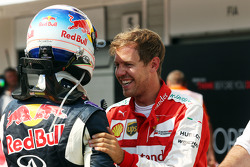 Daniel Ricciardo, Red Bull Racing et Sebastian Vettel, Ferrari dans le Parc Fermé