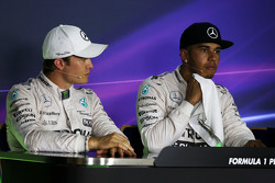 (E para D): Nico Rosberg, Mercedes AMG F1 e Lewis Hamilton, Mercedes AMG F1 na coletiva da FIA