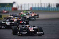 Stoffel Vandoorne, ART Grand Prix devant Sergey Sirotkin, Rapax