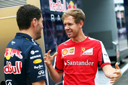 Sebastian Vettel, Ferrari, con Guillaume Rocquelin, Red Bull Racing.