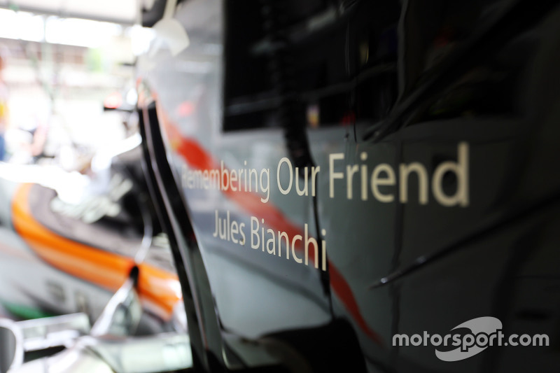 Der Sahara Force India F1 VJM08 trägt einen Gruß an Jules Bianchi