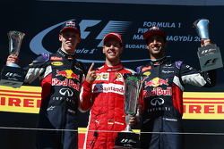 Podio: segundo lugar Daniil Kvyat, Red Bull Racing y ganador Sebastian Vettel, Ferrari y tercer luga