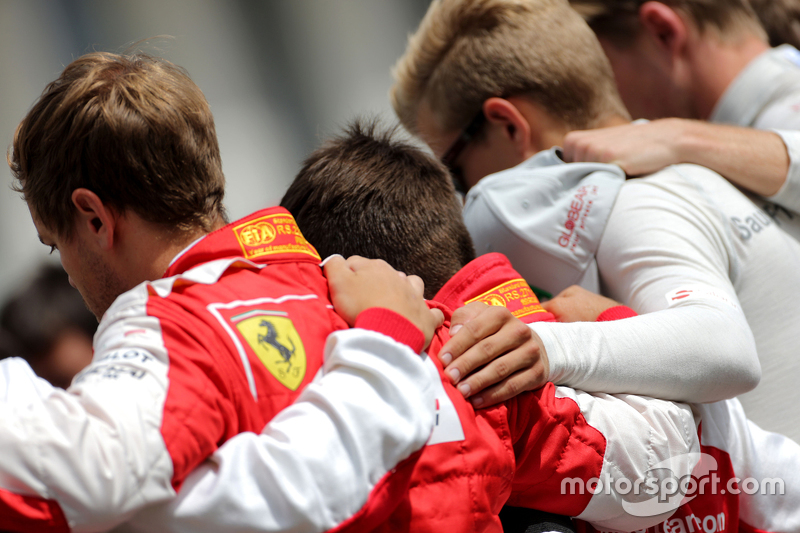 Pilotos durante minuto de silêncio em memória de Jules Bianchi, Sebastian Vettel, Scuderia Ferrari